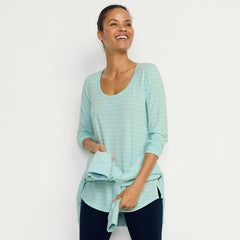 Women's Petite Long Sleeve Power Performance Scoop Neck Curved Hem Tunic Tee